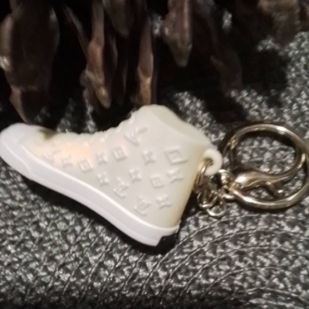 Chic Cream Sneaker Keychain - Picture 3 of 6